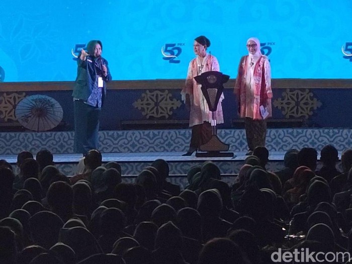 Iriana Jokowi dan Wury Ma’ruf Amin memberi pertanyaan ke kader PKK dalam puncak acara HKG PKK ke-52 di Taman Balekambang, Kota Solo, Kamis (16/5/2024) malam.