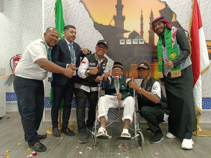 Jemaah haji tertua Hardjo Mislan (110) tiba di Madinah, Kamis (16/5/2024).