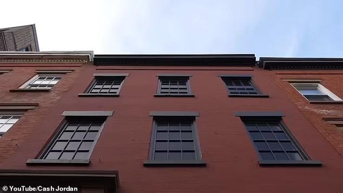 Jendela rumah palsu di New York disegel penutup warna hitam.