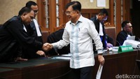 JK menyalami jaksa usai menjadi saksi meringankan untuk Karen. Dalam keterangannya, JK mengatakan Karen melaksanakan tugas sesuai instruksi. Dia mengaku turut membahas kebijakan tersebut saat masih berada di pemerintahan.