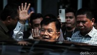 JK melambaikan tangan sesaat sebelum meninggalkan PN Tipikor.