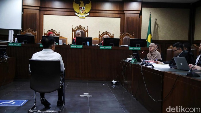 JK Bicara Sosok Karen Saat Bersaksi di PN Tipikor Wakil Presiden (Wapres) RI ke-10 dan ke-12, Jusuf Kalla menjadi saksi meringankan untuk Karen Agustiawan di PN Tipikor, Kamis (16/5/2024). Dalam kesaksiannya, JK bicara mengenai sosok Karen yang dinilai baik dalam bekerja.