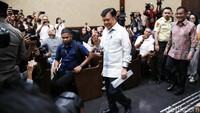 JK tak mengucapkan kalimat apapun dan langsung menuju ruang sidang.  