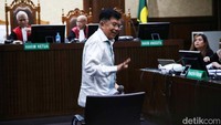 JK yang menjadi saksi meringankan untuk Karen itu sempat menyapa pengunjung sidang.   