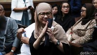 Karen Agustiawan juga telah tiba di PN Jakpus. Karen hadir dengan mengenakan baju berwarna hitam.  