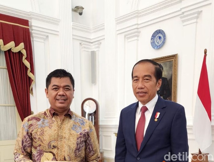 Juri Ardiantoro bersama Presiden Jokowi. (dok pribadi)