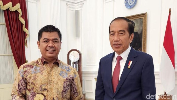 Juri Ardiantoro bersama Presiden Jokowi. (dok pribadi)