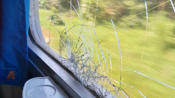 Kaca KA Pasundan retak dilempar batu di Cilacap, Kamis (16/5/2024).