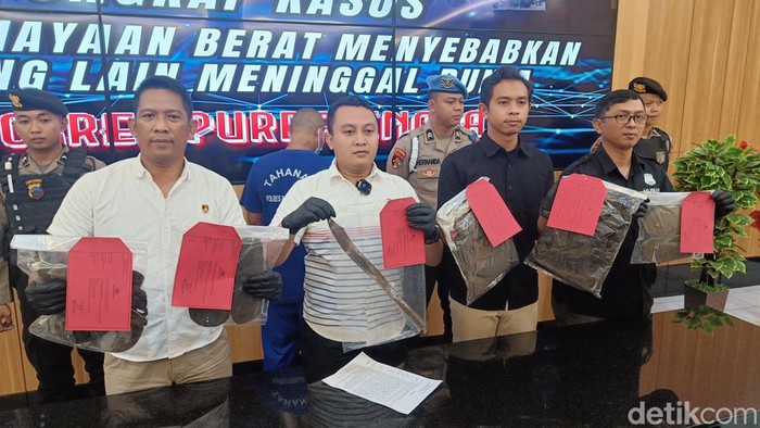 Kasat Reskrim Polres Purbalingga, AKP Aris Setiyanto menunjukkan barang bukti golok yang digunakan pelaku pembacokan saudara ipar saat ungkap kasus di Mapolres Purbalingga, Kamis (16/5/2024).