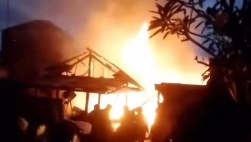 Kebakaran tempat usaha rempeyek di Jalan Untung Surapati, Kabupaten Gianyar, Bali, Kamis (16/5/2024) malam. (Dok. Dinas Damkar Gianyar)