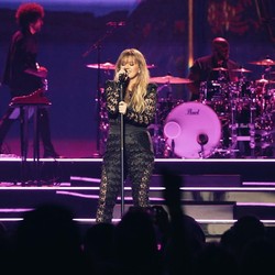 Kelly Clarkson Curhat Soal Hadiah American Idol tapi...