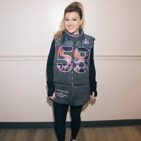 Kelly Clarkson Curhat Diperlakukan Kasar di Toko Seperti di Film Pretty Woman