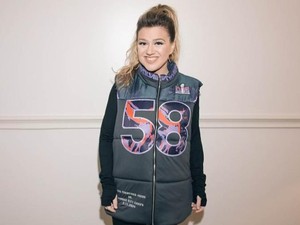 Kelly Clarkson Curhat Diperlakukan Kasar di Toko Seperti di Film Pretty Woman