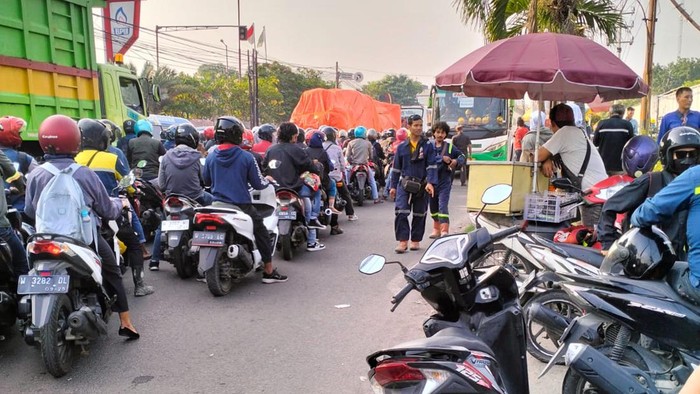 Kemacetan horor di Jalan Manyar Gresik