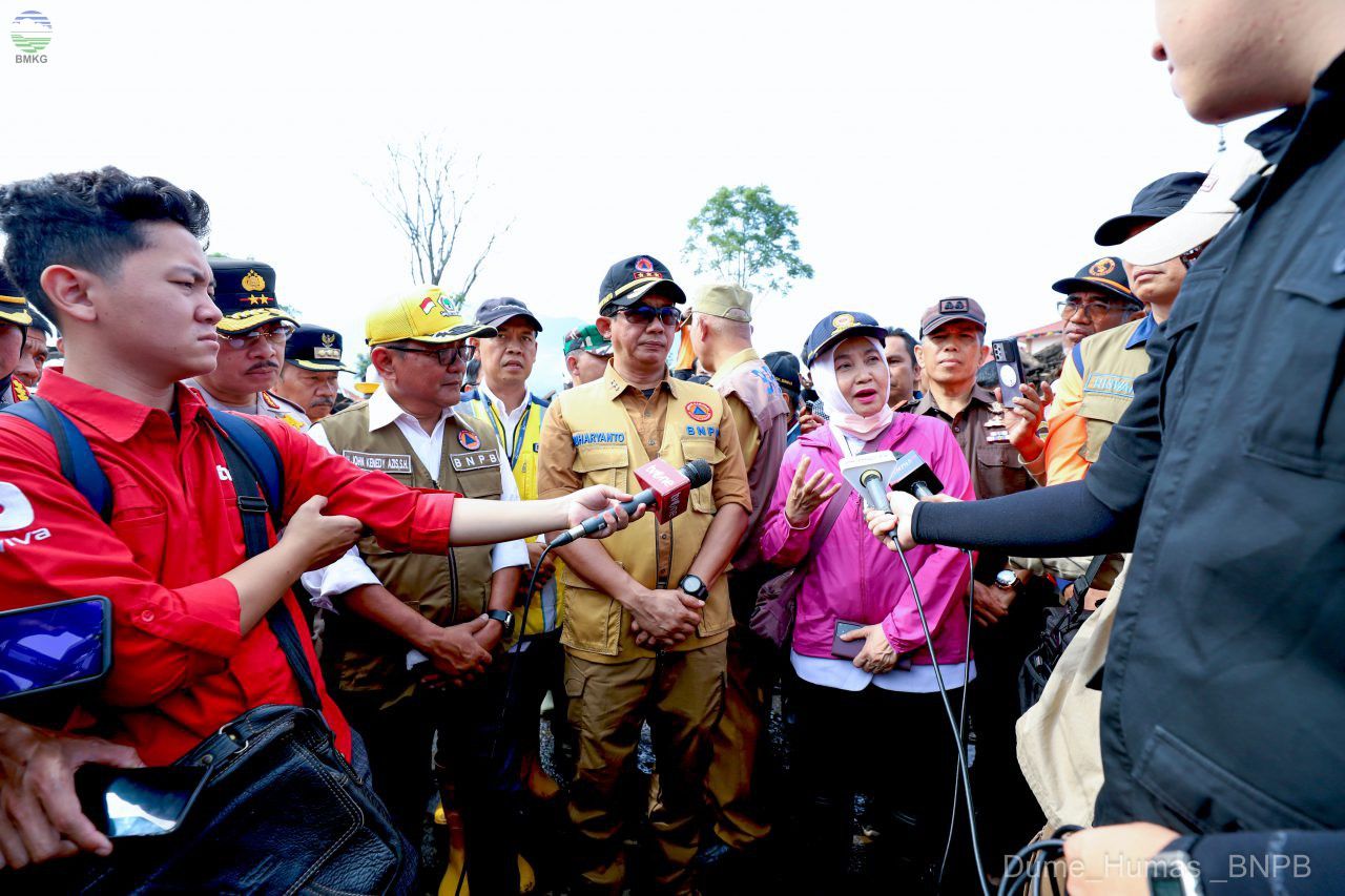 Kepala BMKG Dwikorita Karnawati menjelaskan upaya modifikasi cuaca di Sumatra Barat. (Dok. Humas BNPB)
