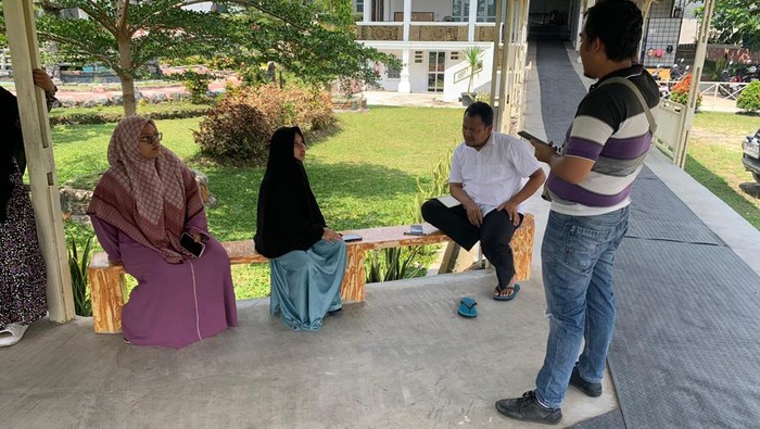 Kerabat dan pihak keluarga saat berada di rumah sakit melihat kondisi santriwati yang keracunan massal. (Dok Polres Rohil)