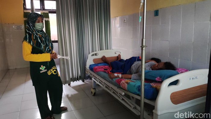 Kondisi Puskesmas Semin 1 yang dipenuhi pasien keracunan diduga menyantap makanan hajatan di Kalurahan Kalitekuk, Kapanewon Semin, Kabupaten Gunungkidul, Kamis (16/5/2024)