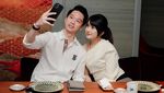 Momen Kevin Sanjaya Makan Kue Cokelat hingga Ngopi di Warung Tenda