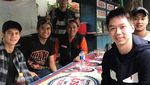 Momen Kevin Sanjaya Makan Kue Cokelat hingga Ngopi di Warung Tenda