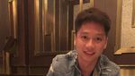 Momen Kevin Sanjaya Makan Kue Cokelat hingga Ngopi di Warung Tenda
