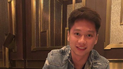 Momen Kevin Sanjaya Makan Kue Cokelat hingga Ngopi di Warung Tenda