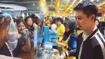 Momen Kevin Sanjaya Makan Kue Cokelat hingga Ngopi di Warung Tenda