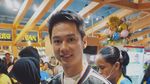 Momen Kevin Sanjaya Makan Kue Cokelat hingga Ngopi di Warung Tenda