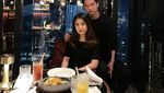 Momen Kevin Sanjaya Makan Kue Cokelat hingga Ngopi di Warung Tenda