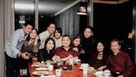 Momen Kevin Sanjaya Makan Kue Cokelat hingga Ngopi di Warung Tenda