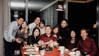 Momen kulineran Kevin Sanjaya dan Valencia juga terlihat di sini. Kevin mengajak Valencia makan malam romantis dalam rangka hari ulang tahun sang istri. Foto: Instagram @kevin_sanjaya