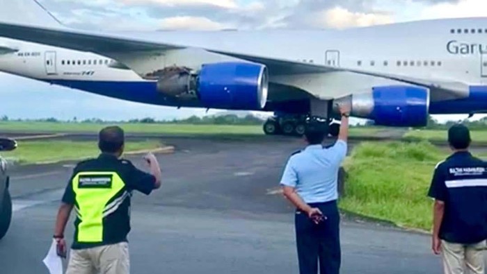 Pesawat Garuda Indonesia yang mengangkut 450 jemaah haji Embarkasi Makassar gagal berangkat ke Arab Saudi setelah salah satu mesin mengeluarkan percikan api. Begini kondisi pesawat usai mesin terbakar.