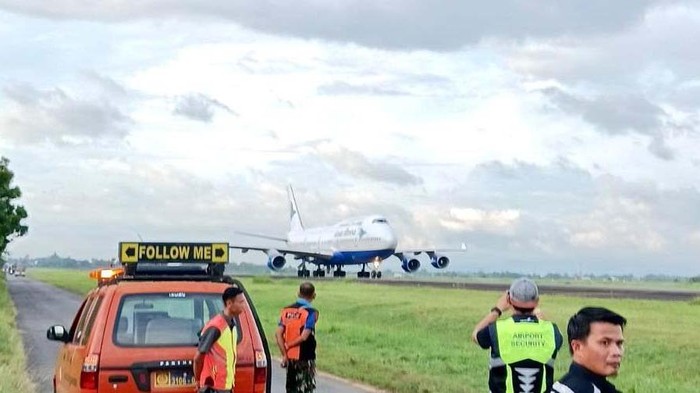 Pesawat Garuda Indonesia yang mengangkut 450 jemaah haji Embarkasi Makassar gagal berangkat ke Arab Saudi setelah salah satu mesin mengeluarkan percikan api. Begini kondisi pesawat usai mesin terbakar.