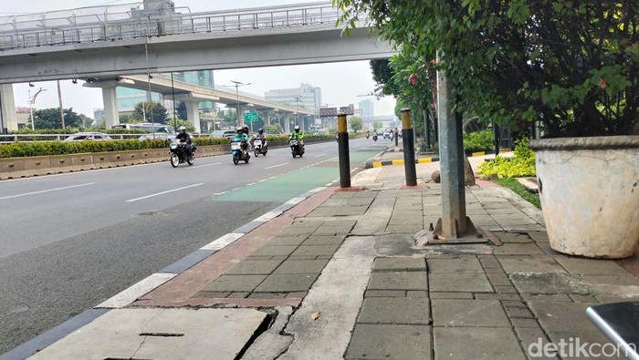 Kondisi trotoar di Jl MT Haryono. (Astrid Meishella/detikcom)