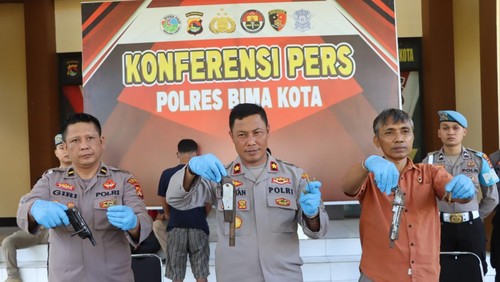 Wakapolres Bima Kota, Kompol Herman, menunjukkan barang bukti, pistol rakitan dan amunisi saat konferensi pers di Mapolres Bima Kota, NTB, Kamis, (16/5/2024).