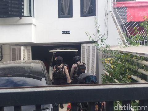 KPK masih melakukan penggeledahan di rumah adik SYL, Andi Tenri Angka di Makassar.