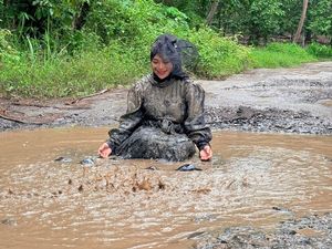 Selebgram Lampung Mandi Lumpur Protes Jalan Rusak, Ngaku Diserang Buzzer