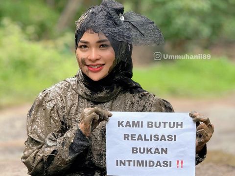 Selebgram Ummu Hani mandi lumpur di kubangan jalan rusak sebagai kritik bagi Pemkab Lampung Selatan. Kini ia mengaku diserang buzzer hingga disebut tak beretika baik oleh Bupati Lampung Selatan, Nanang Ermanto.