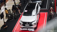 Mitsubishi Pajero Sport Elite Limited Edition merupakan varian edisi terbatas yang dikembangkan dengan basis Mitsubishi Pajero Sport Dakar 4x2. Mobil ini hanya tersedia dalam 1 varian dan 1 pilihan warna, yakni Quartz White Pearl.
