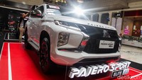Pada Mitsubishi Pajero Sport Elite Limited Edition disematkan penyegaran pada sisi eksterior dengan sebuah desain yang elite dan stylish, melalui highlight utama warna two-tone putih dan hitam, serta beragam aksesoris Elite, seperti Black Front Grille, Black Front Under Garnish, Black Headlamp Extension, Black Alloy Wheel, Black Roof, Black Roof Rail, Engine Hood Emblem, Black Shark-Fin Antenna, Black Rear Spoiler, Elite Limited Edition Emblem, Black Rear Under Garnish, dan Exhaust Finisher.