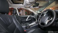 Dengan basis Mitsubishi Pajero Sport Dakar 4x2, Mitsubishi Pajero Sport Elite Limited Edition tidak hanya mendapatkan penyegaran dari sisi eksterior, dan interior, namun juga dilengkapi dengan semua fitur unggulan yang terdapat pada Pajero Sport Dakar 4x2.
