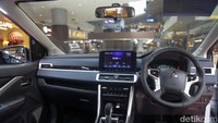 Pada Mitsubishi Xpander Cross Elite Limited Edition disematkan penyegaran pada sisi eksterior dengan desain yang elite dan stylish, melalui highlight utama warna two-tone putih dan hitam, serta beragam aksesoris elite, seperti: Black Roof & Pillar, Black Door Mirror, Black Shark Fin Antenna, Engine Hood Emblem, dan Elite Limited Edition Emblem.