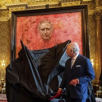 Sorotan sempat tertuju pada momen Raja membuka kain hitam yang membungkus lukisan berukuran masif itu. Sebuah video yang sempat viral di media sosial memperlihatkan ekspresi kaget ayah Pangeran William dan Harry itu. (Foto: Aaron Chown/Pool Photo via AP)