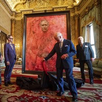 Hadir di seremoni istimewa tersebut, Raja Charles III dan Ratu Camilla, juga sang pelukis Jonathan Yeo. ABC News mengabarkan, baru kali ini Raja Charles III memiliki potret resmi dalam bentuk lukisan menyusul penobatannya Mei tahun lalu. Ia menggantikan sang ibu, Ratu Elizabeth II, wafat pada September 2022. (Foto: Aaron Chown/Pool Photo via AP)