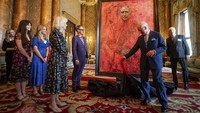 Foto: Saat Raja Charles Kaget Lihat Lukisannya yang Bersimbah Darah