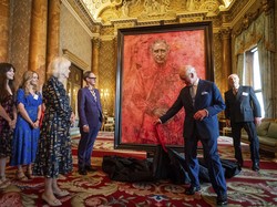 Foto: Saat Raja Charles Kaget Lihat Lukisannya yang Bersimbah Darah