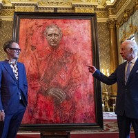 Butuh tiga tahun bagi Yeo untuk menyelesaikan lukisan di atas kanvas 260 cm x 120 cm itu. Ia menggali inspirasi dari masa Charles ditunjuk melakoni peran Regimental Colonel untuk Wales pada 1975. (Foto: Aaron Chown/Pool Photo via AP)