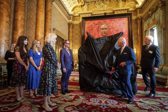 Raja Charles III akhirnya memiliki lukisan resmi dirinya sejak naik takhta. Seremoni peresmian lukisan tersebut berlangsung di Istana Buckingham, London, pada Rabu (15/5/2024). (Foto: Aaron Chown/Pool Photo via AP)