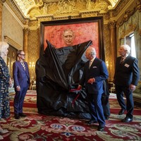 Raja Charles III akhirnya memiliki lukisan resmi dirinya sejak naik takhta. Seremoni peresmian lukisan tersebut berlangsung di Istana Buckingham, London, pada Rabu (15/5/2024). (Foto: Aaron Chown/Pool Photo via AP)