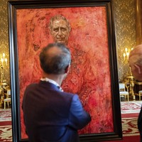 Hasilnya, sebuah lukisan yang menampilkan ayah Pangeran William dan Harry itu dalam seragam militer merah khas Welsh Guard dengan latar berwarna senada. Yeo, yang juga pernah melukis Ratu Camilla dan mendiang Pangeran Philip, menyematkan sebuah kupu-kupu yang dilukis seolah hendak menghampiri Charles. (Foto: Aaron Chown/Pool Photo via AP)