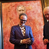 Ketika saya memulai proyek ini, Mulia Raja masih bergelar Pangeran Wales, dan seperti kupu-kupu yang terbang di atas bahunya, lukisan ini menggambarkan bagaimana objek yang dilukis melalui transformasi perannya di mata publik, ujar pelukis otodidak ini dalam keterangan tertulisnya. Kehidupan pribadi Charles juga melalui lika-liku. Belum lama ini, pria 75 tahun tersebut mengumumkan dirinya didiagnosis menderita kanker.  (Foto: Aaron Chown/Pool Photo via AP)